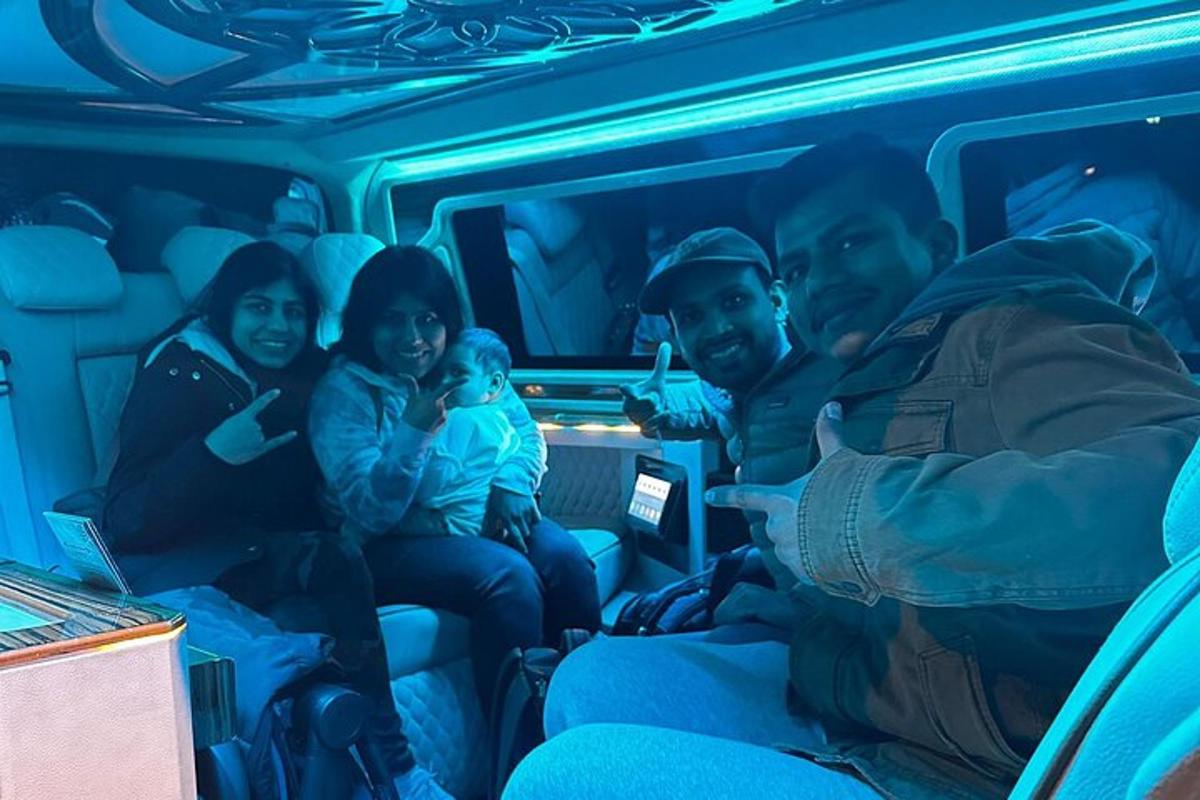 una famiglia seduta sul retro di un autobus