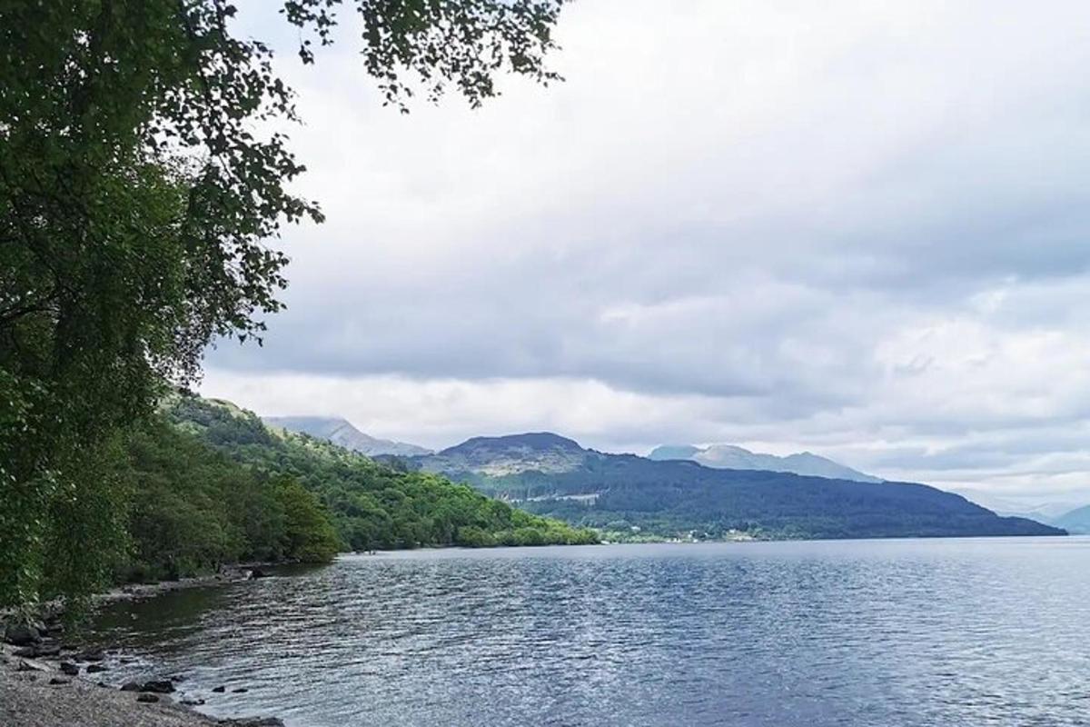 una vista di un lago con le montagne sullo sfondo