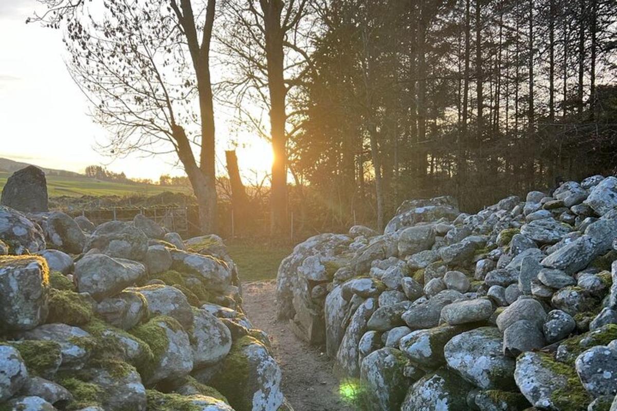 veľká skupina skál na poli so západom slnka