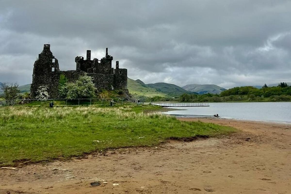 un vecchio castello situato sulla riva di uno specchio d'acqua