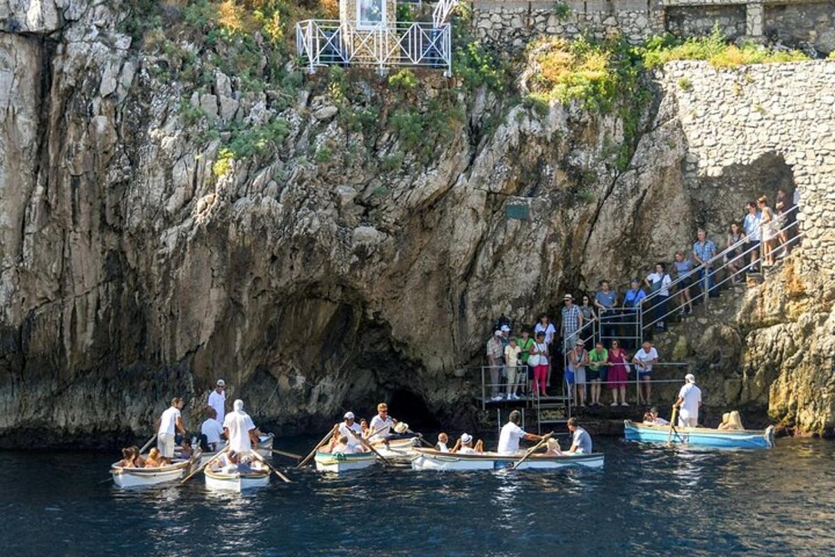 un gruppo di persone su barche in acqua