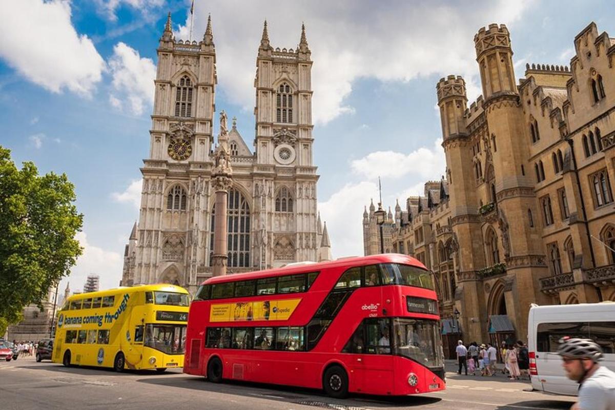 červený dvoupatrový autobus zaparkovaný před budovou