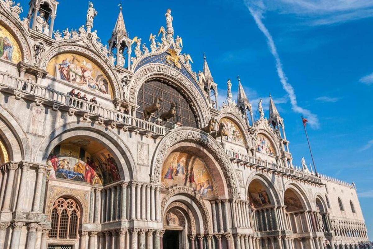 un grande edificio con molti dipinti sopra