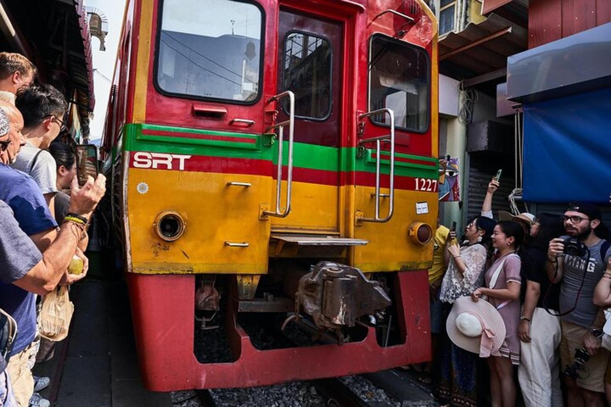 un grup de persones dempeus al costat d'un tren