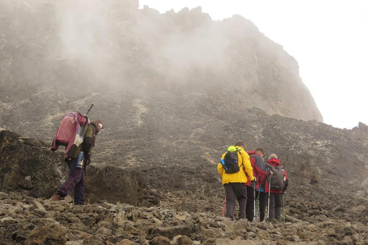 un gruppo di persone in piedi su una montagna rocciosa