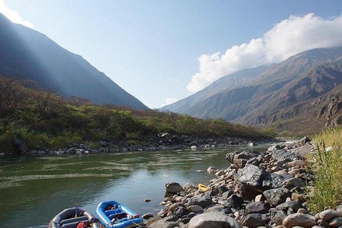Dos barcos en un río con montañas al fondo