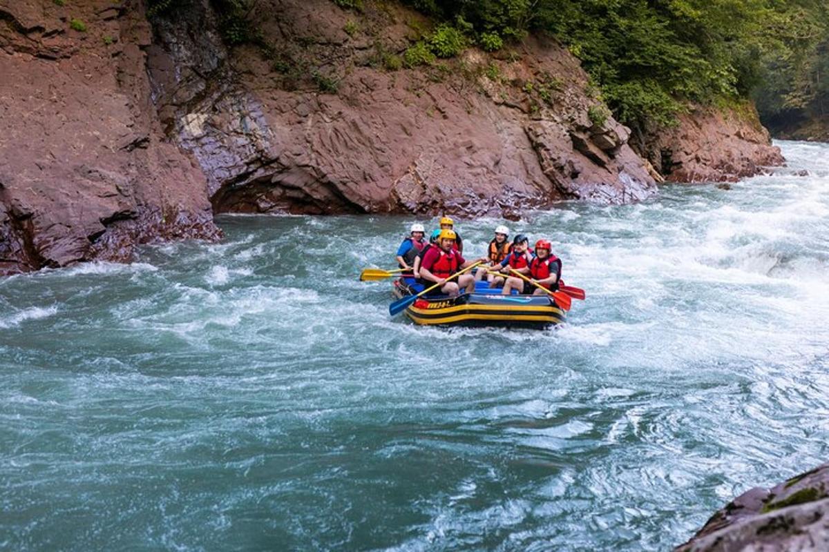 un grupo de personas en una balsa en un río