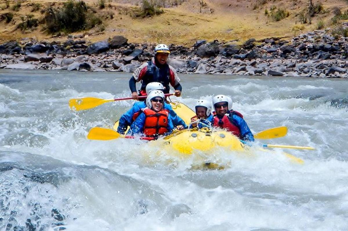 un grupo de personas en una balsa en un río