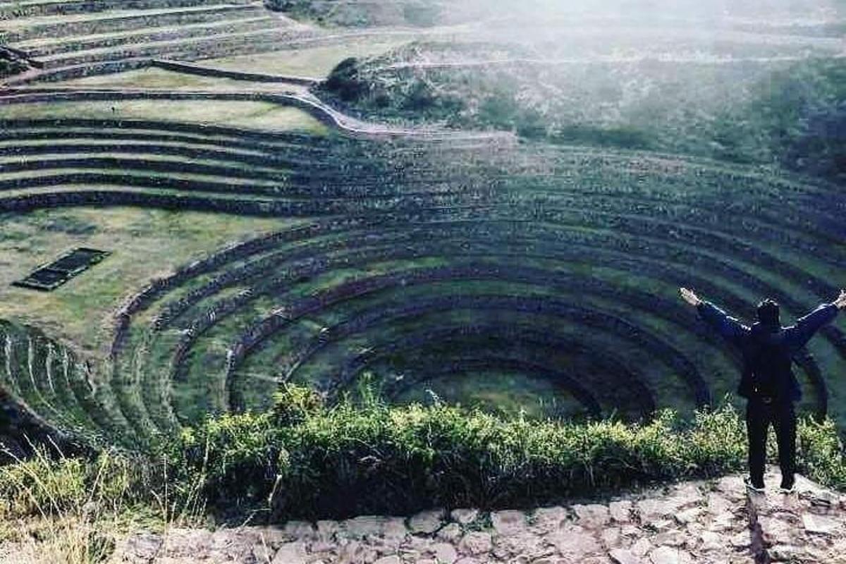 un uomo in piedi in cima a un anfiteatro