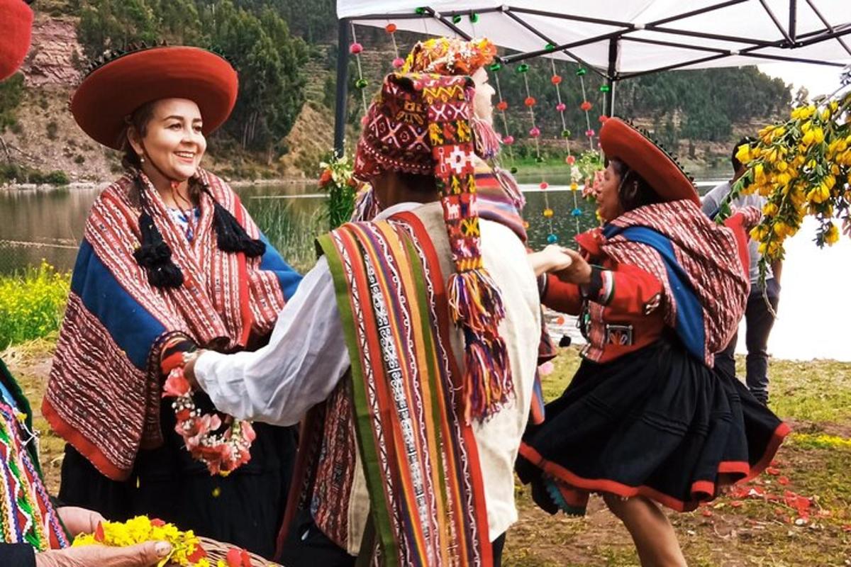 un grup de persones amb roba tradicional sota un paraigua