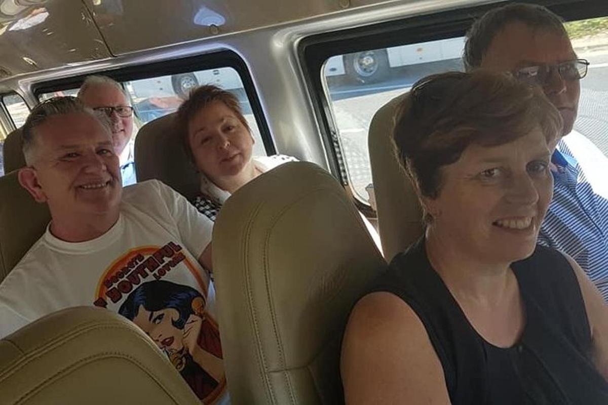 grupp inimesi istub bussis