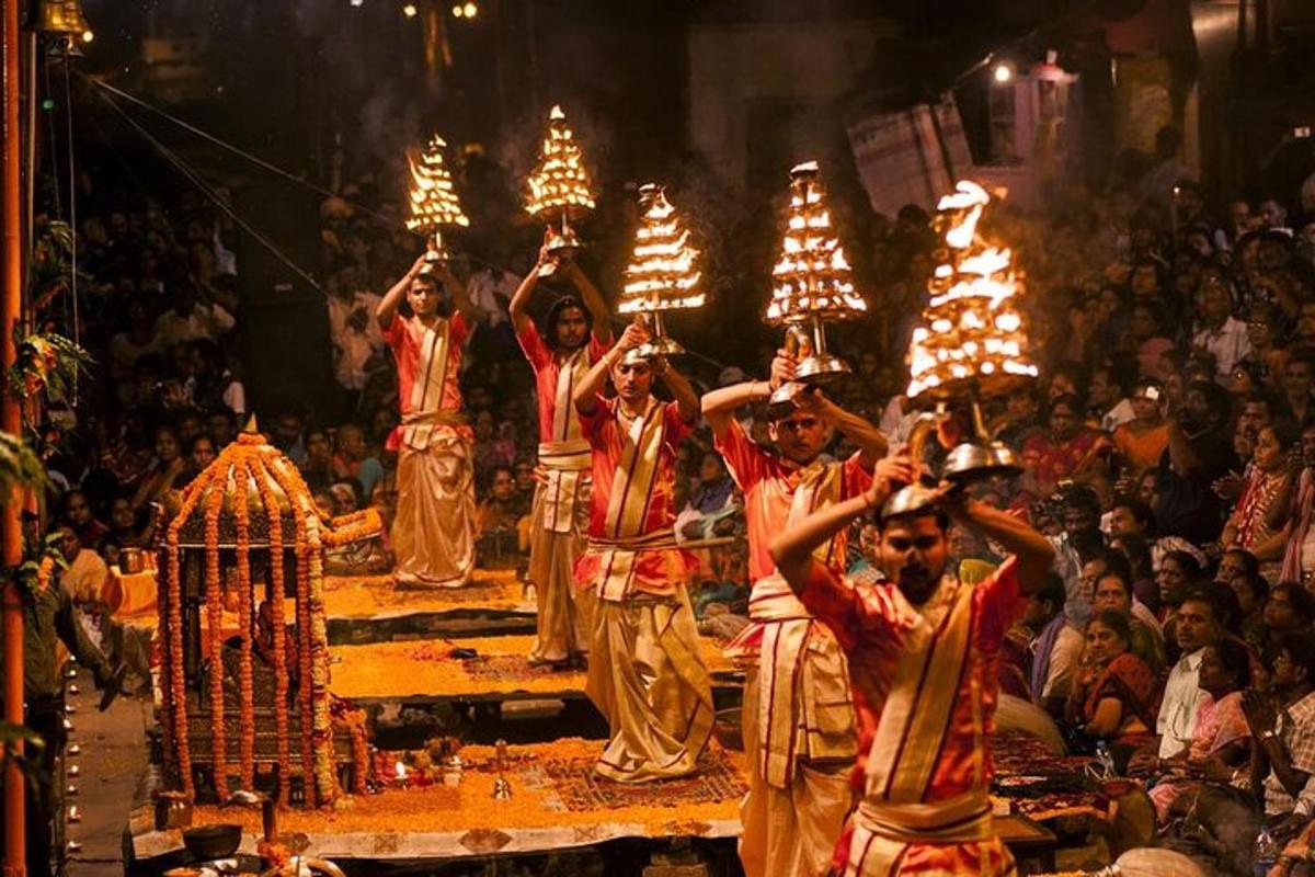 un grup d'homes fent un espectacle davant d'una multitud