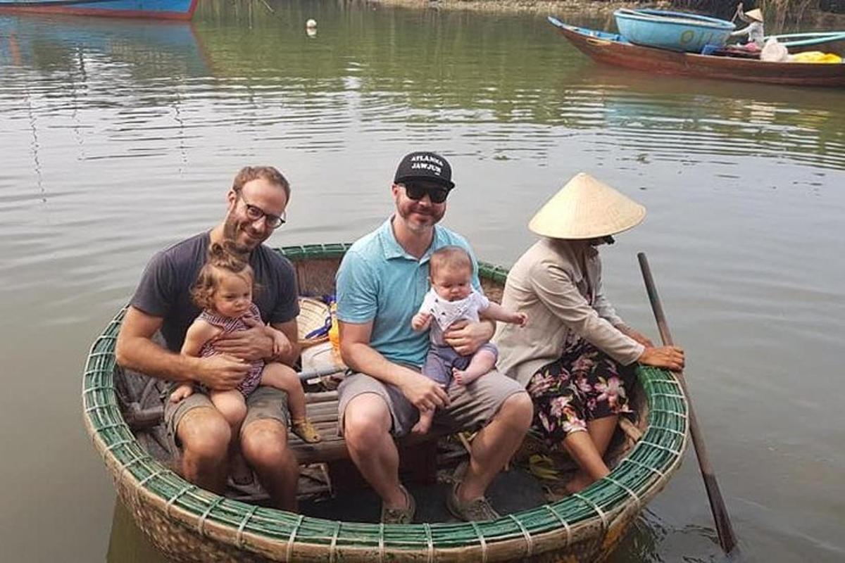 sekelompok orang yang duduk di perahu di atas air