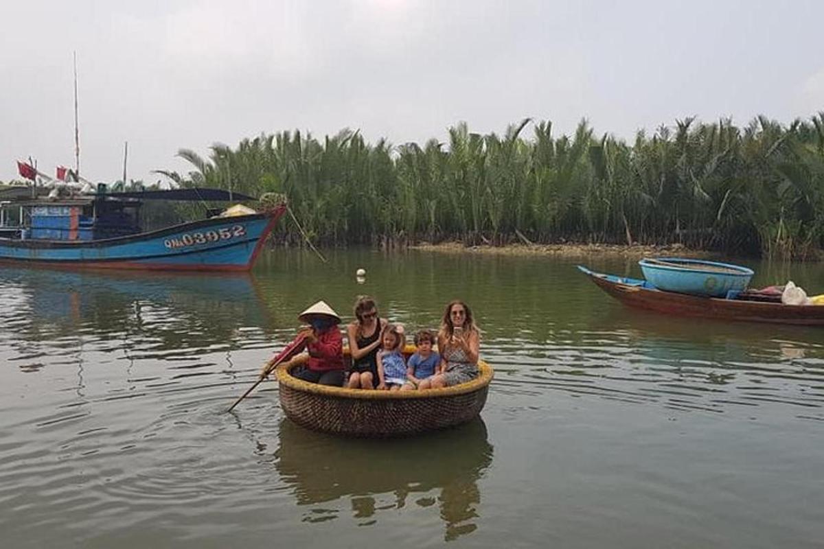 sekelompok orang di dalam perahu di air