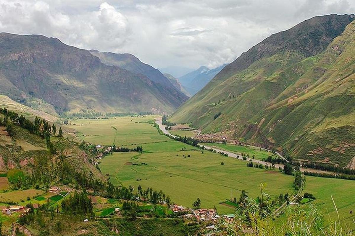 una vista d'una vall en una serralada