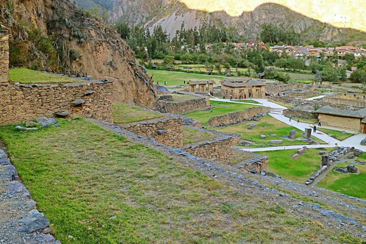 vista d'un poble en una vall de muntanya