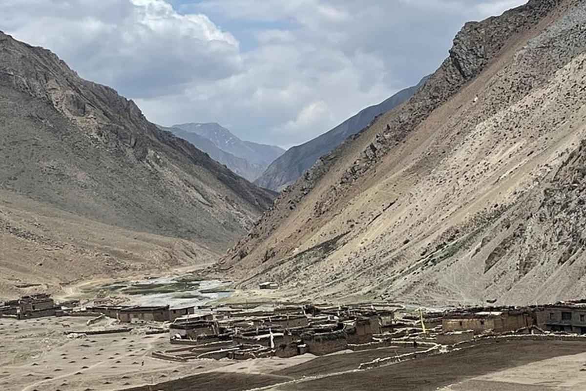 un gruppo di case su una montagna in una valle