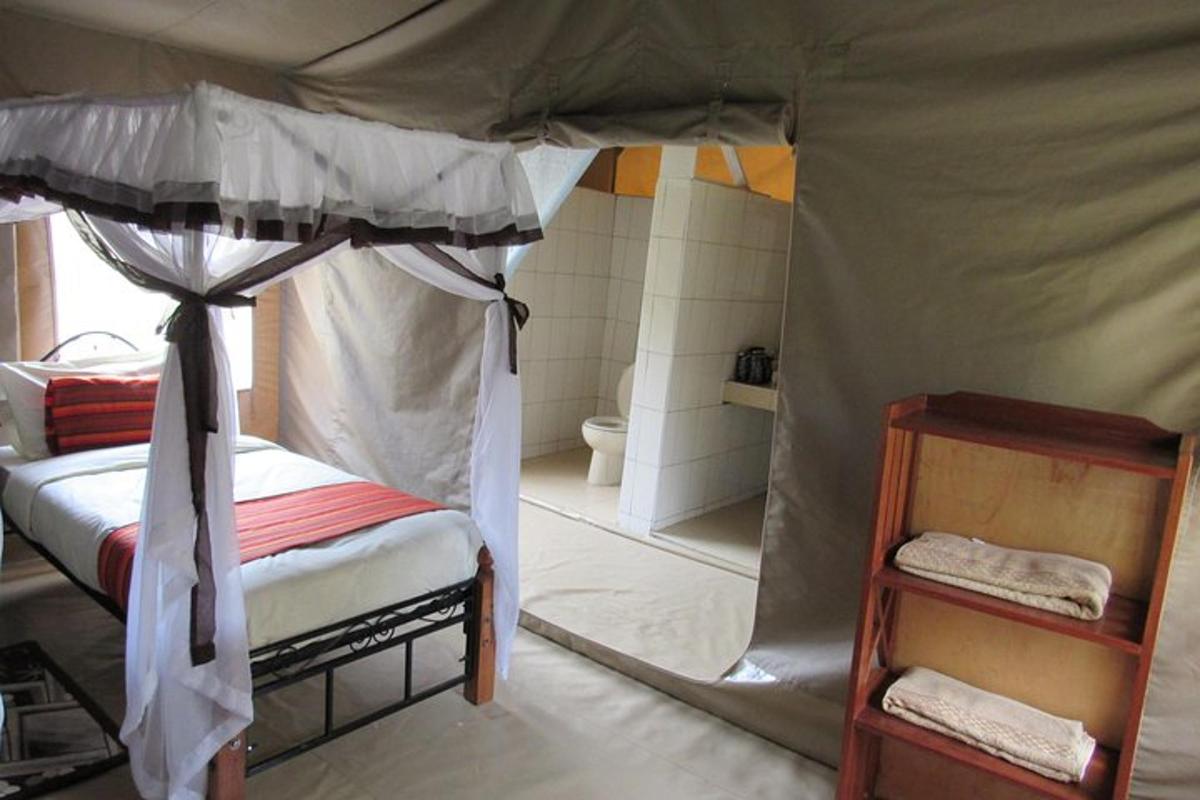 una camera da letto con letto a baldacchino e bagno