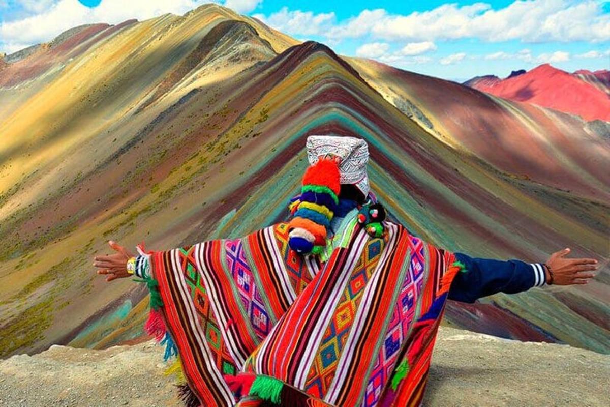 una persona està estirada a terra en una muntanya