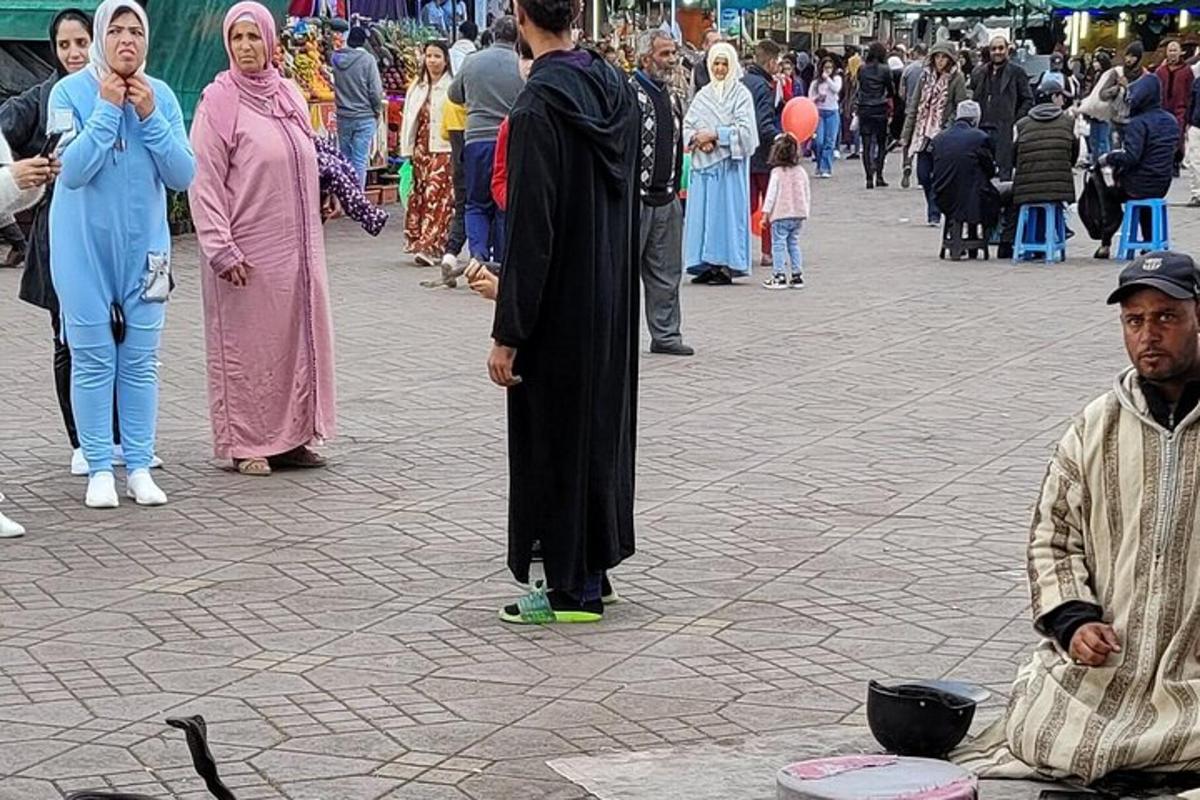 skupina lidí stojících na ulici