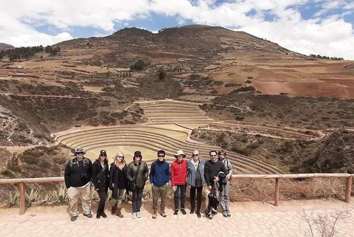 Un grupo de personas posando para una foto frente a una montaña.