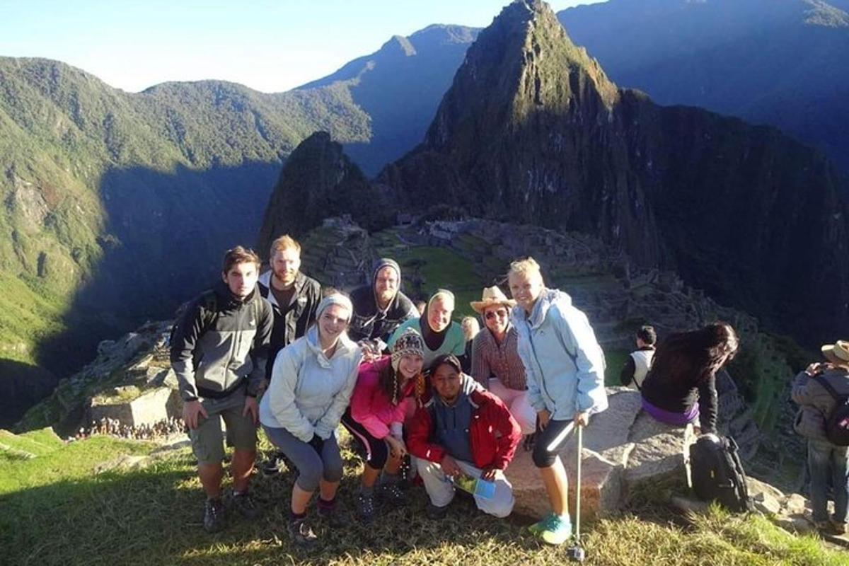 Un grupo de personas posando para una foto en una montaña.