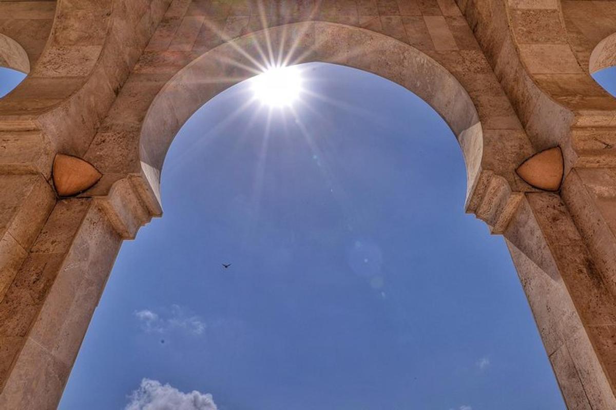 un arco attraverso il quale splende il sole