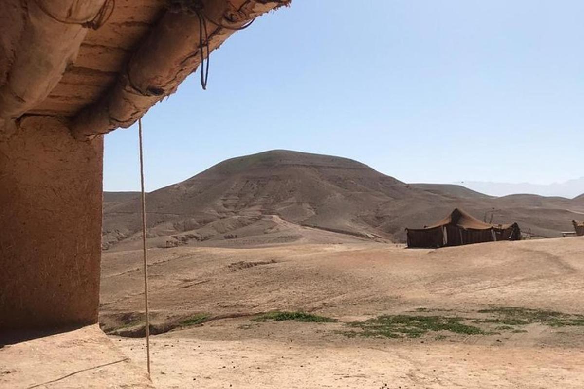 una vista di un deserto con una montagna sullo sfondo