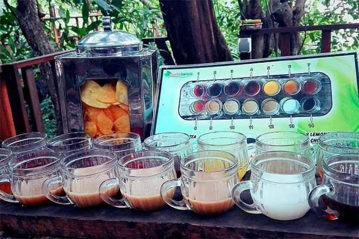 meja dengan banyak cawan makanan dan pengisar