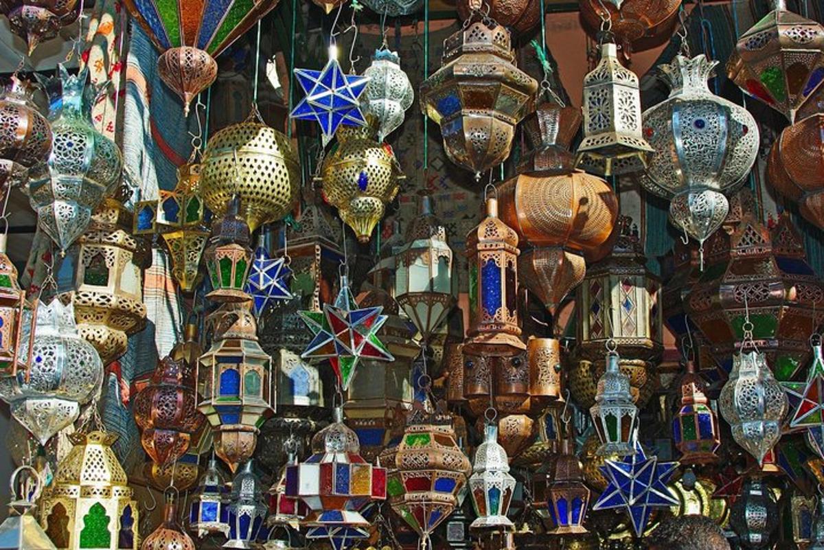 krāsainu stikla lampu izstāde veikalā