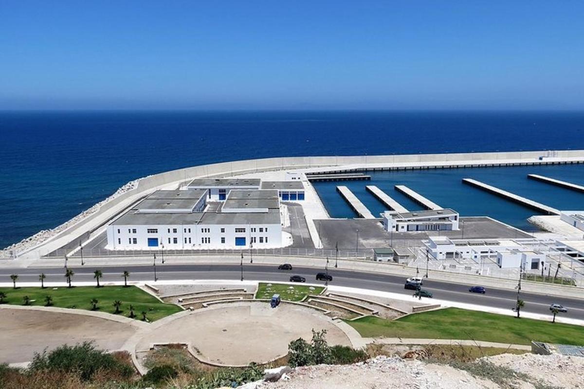 un gran edifici amb l'oceà al fons