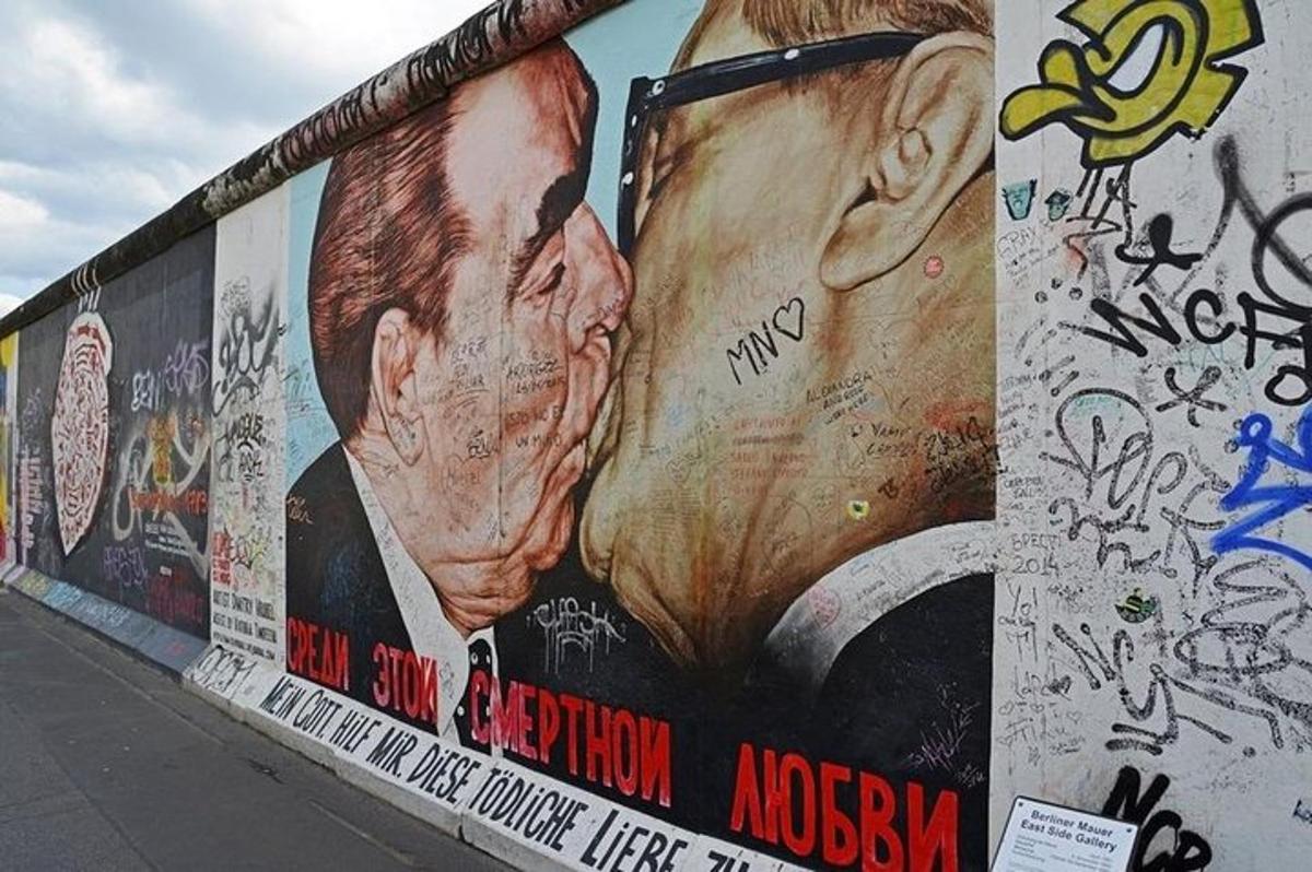 zeď pokrytá graffiti s obrázkem muže