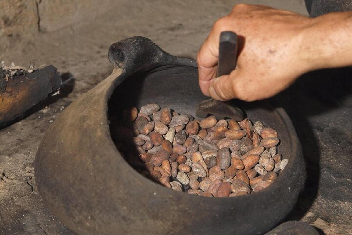une personne tient un pot rempli de pierres
