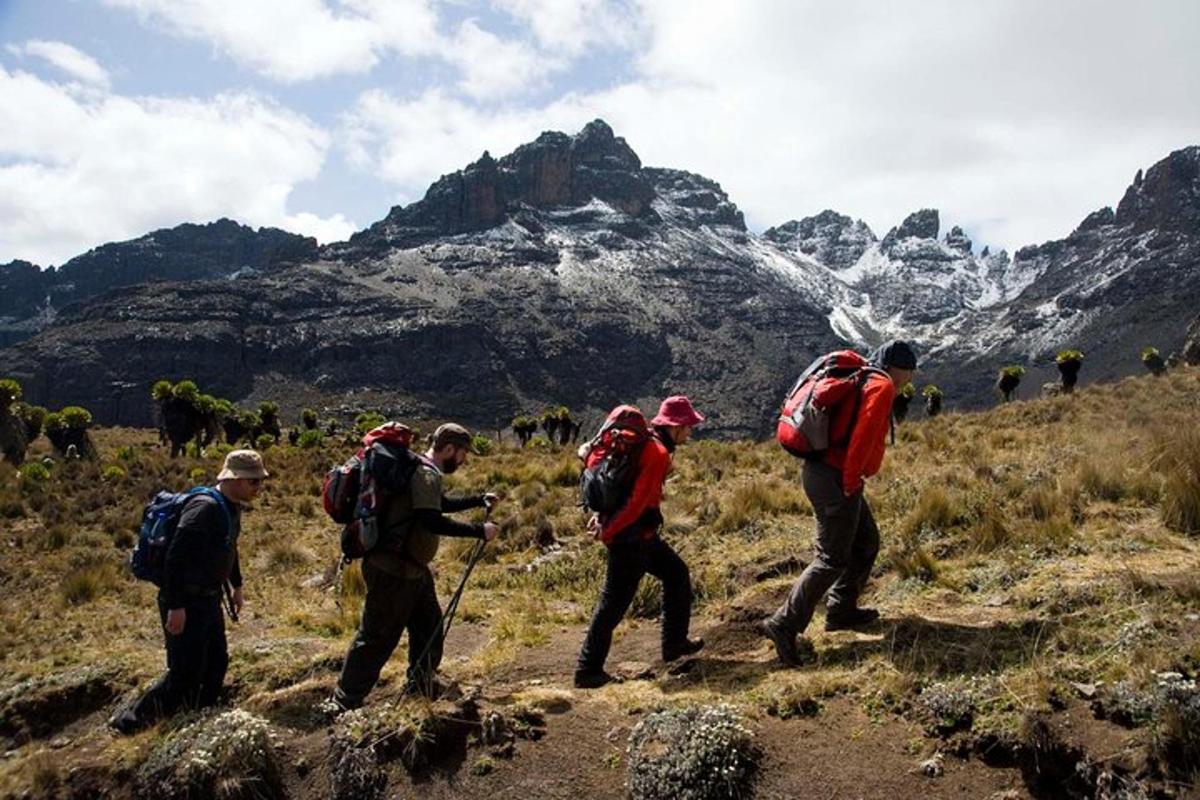 un grup de persones amb motxilles caminant per una muntanya