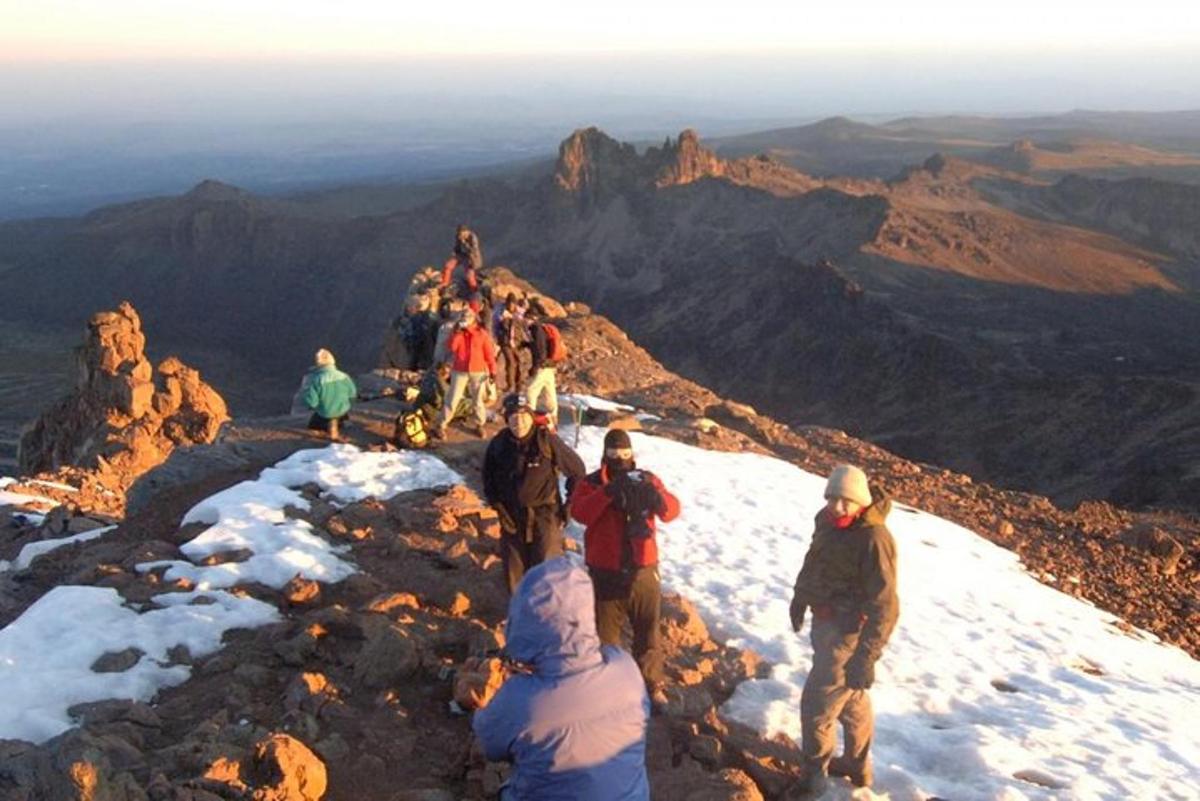 Un grupo de personas de pie en la cima de una montaña