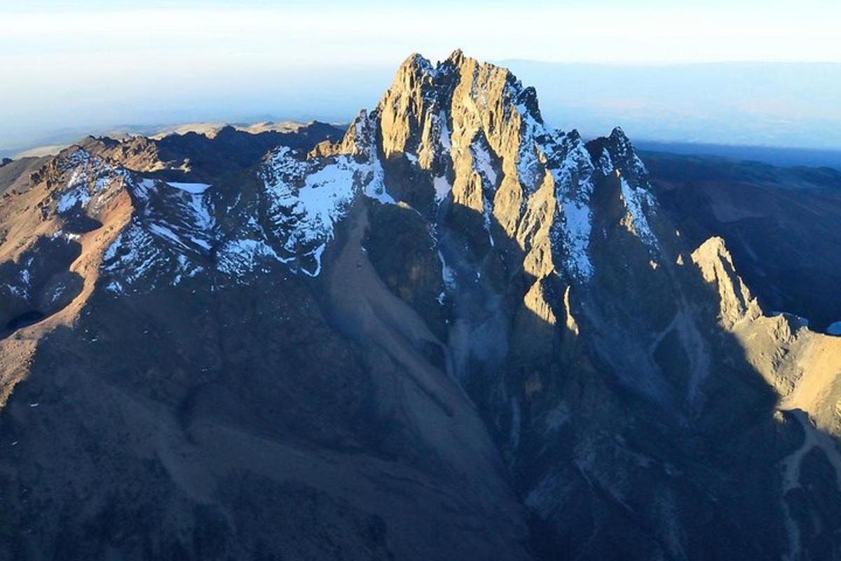 Una vista aérea de una montaña con nieve.