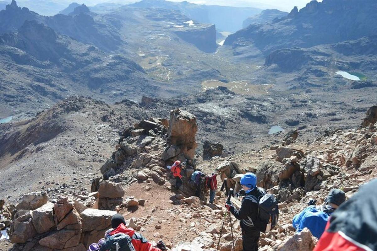 Un grupo de personas caminando por una montaña rocosa
