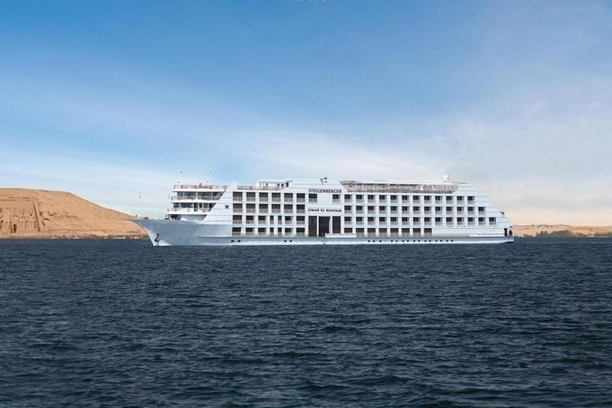 um grande navio de cruzeiro no meio da água
