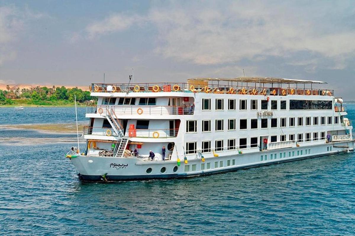 um grande barco branco flutuando na água