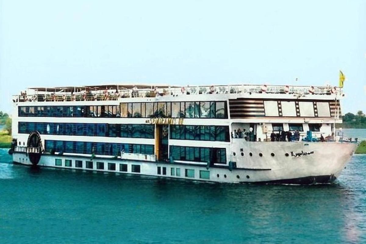 ein kreuzfahrtschiff im wasser auf dem wasser