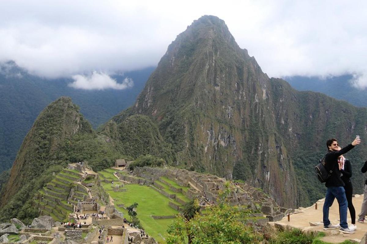 un hombre parado en la cima de una montaña