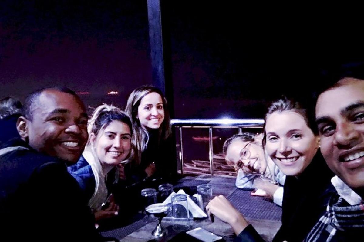 un gruppo di persone sedute a un tavolo