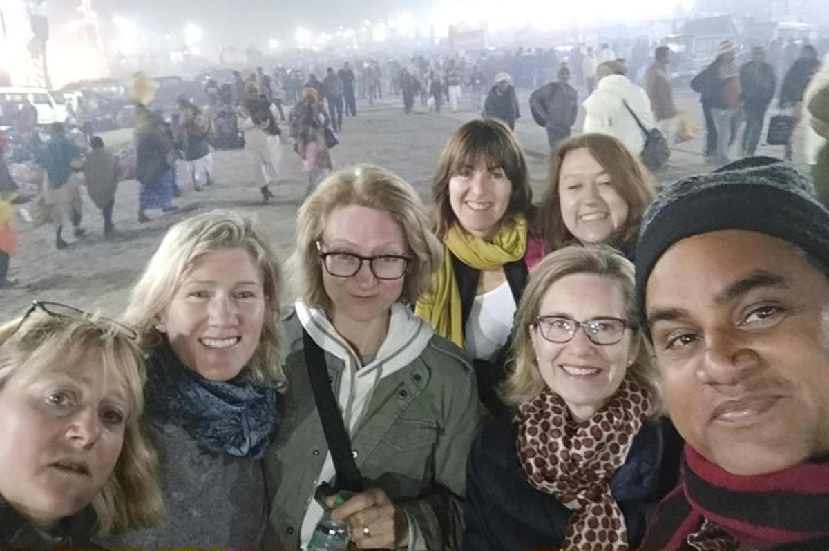 група људи позира за фотографију