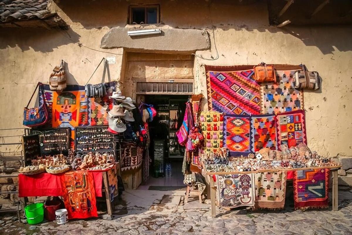 uma loja com um monte de mercadorias em frente a um prédio