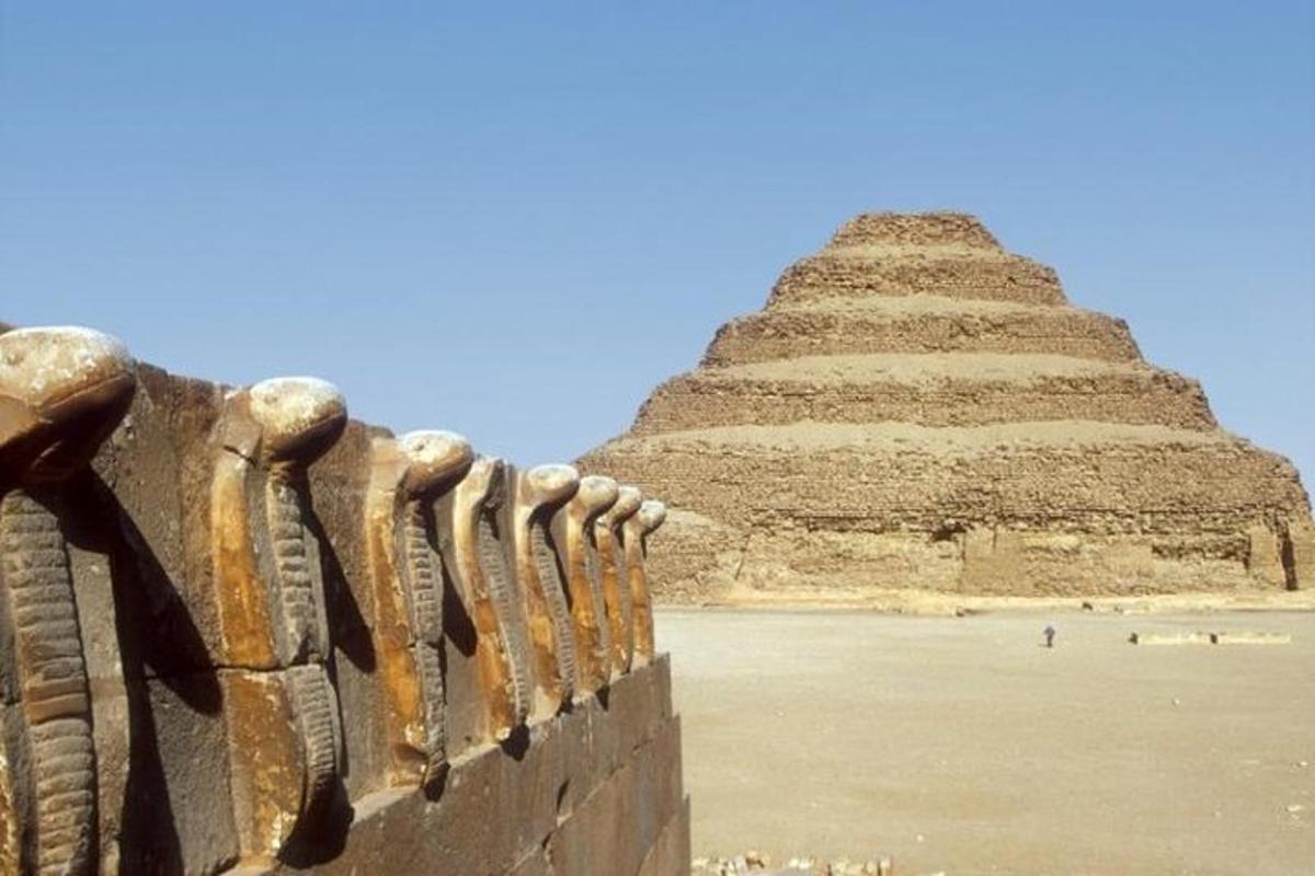 pyramida za zdí s plotem vpředu