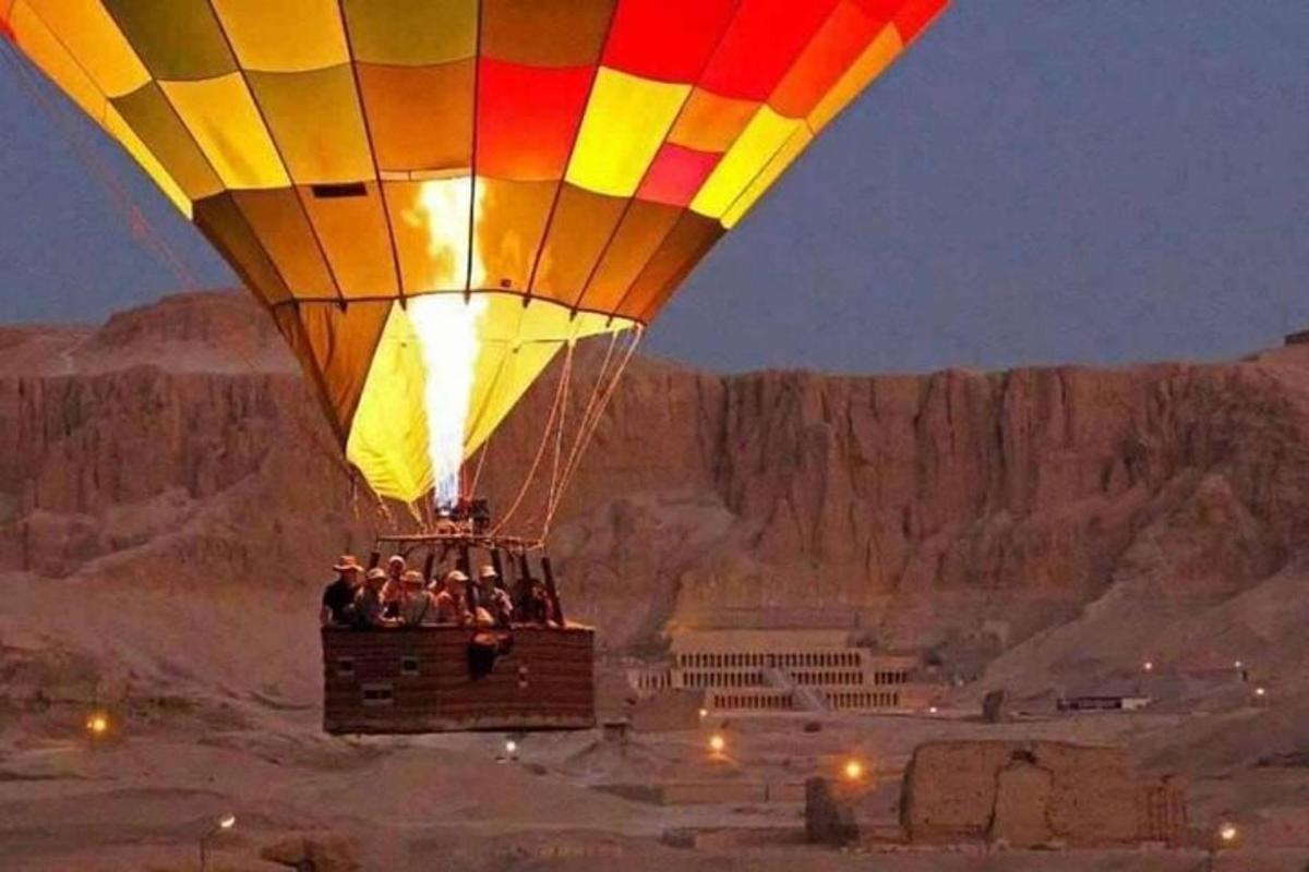 un grup de oameni care călătoresc într-un balon cu aer cald