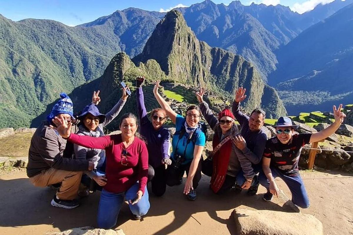 sekumpulan orang bergambar di puncak gunung