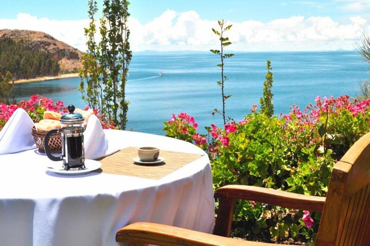 un tavolo con una tazza di caffè e dei fiori