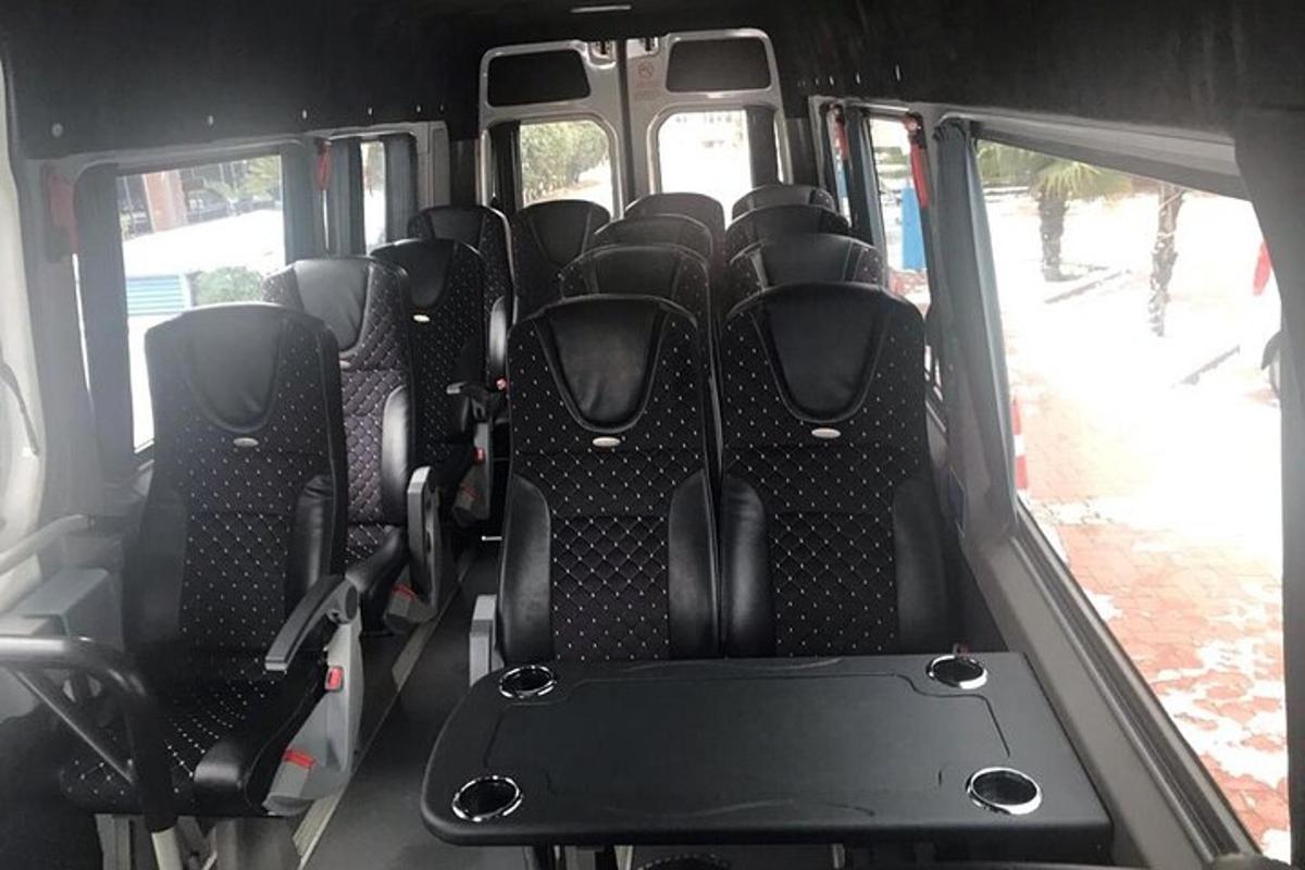 un posto vuoto sul retro di un autobus