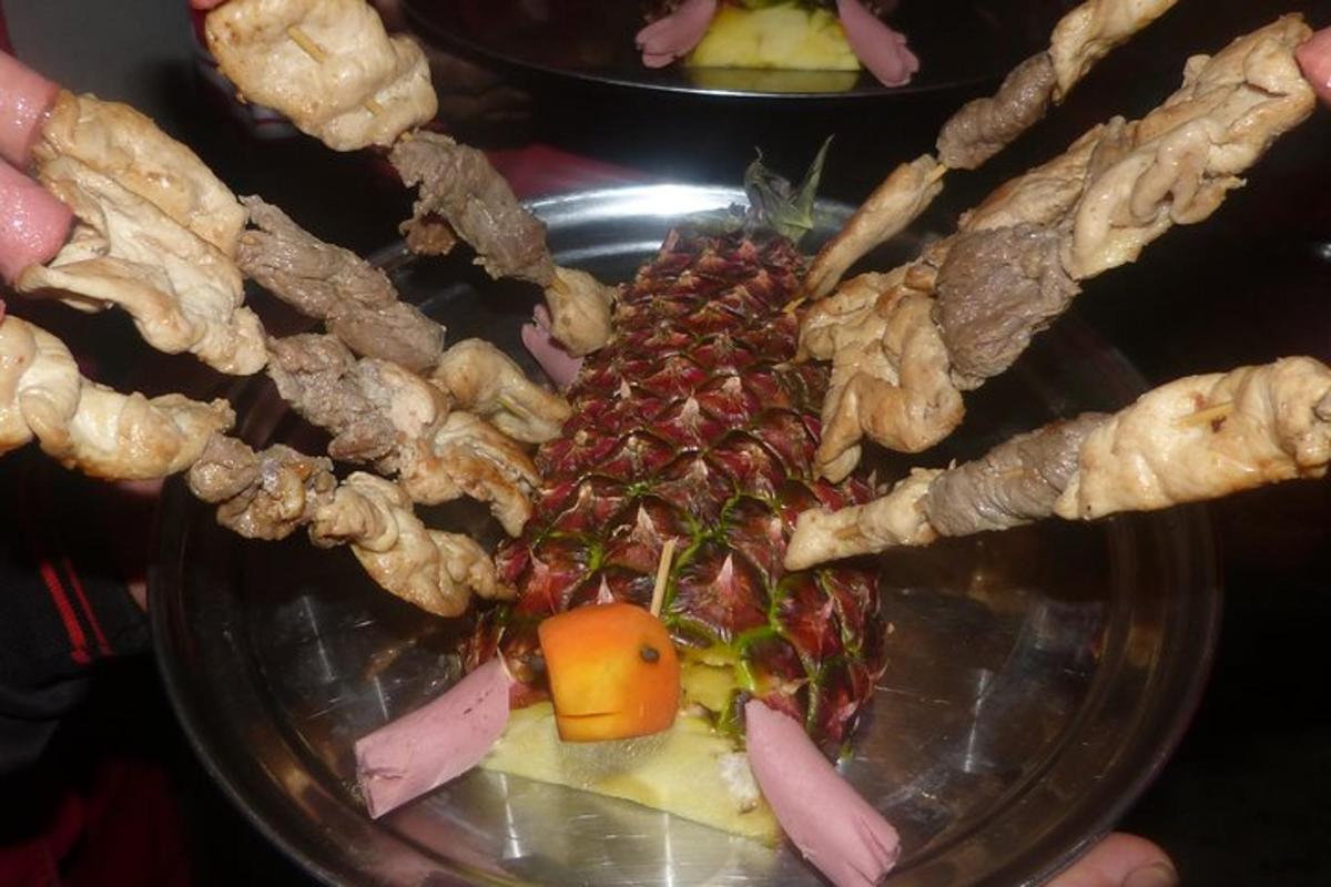 طبق طعام يحتوي على أناناس وأطعمة أخرى